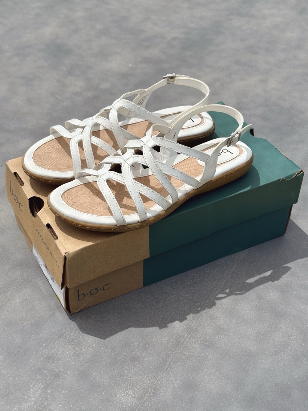 b.o.c. Cora White Strappy Comfort Sandals Women’s Size 8 Excellent Condition - Picture 2 of 10